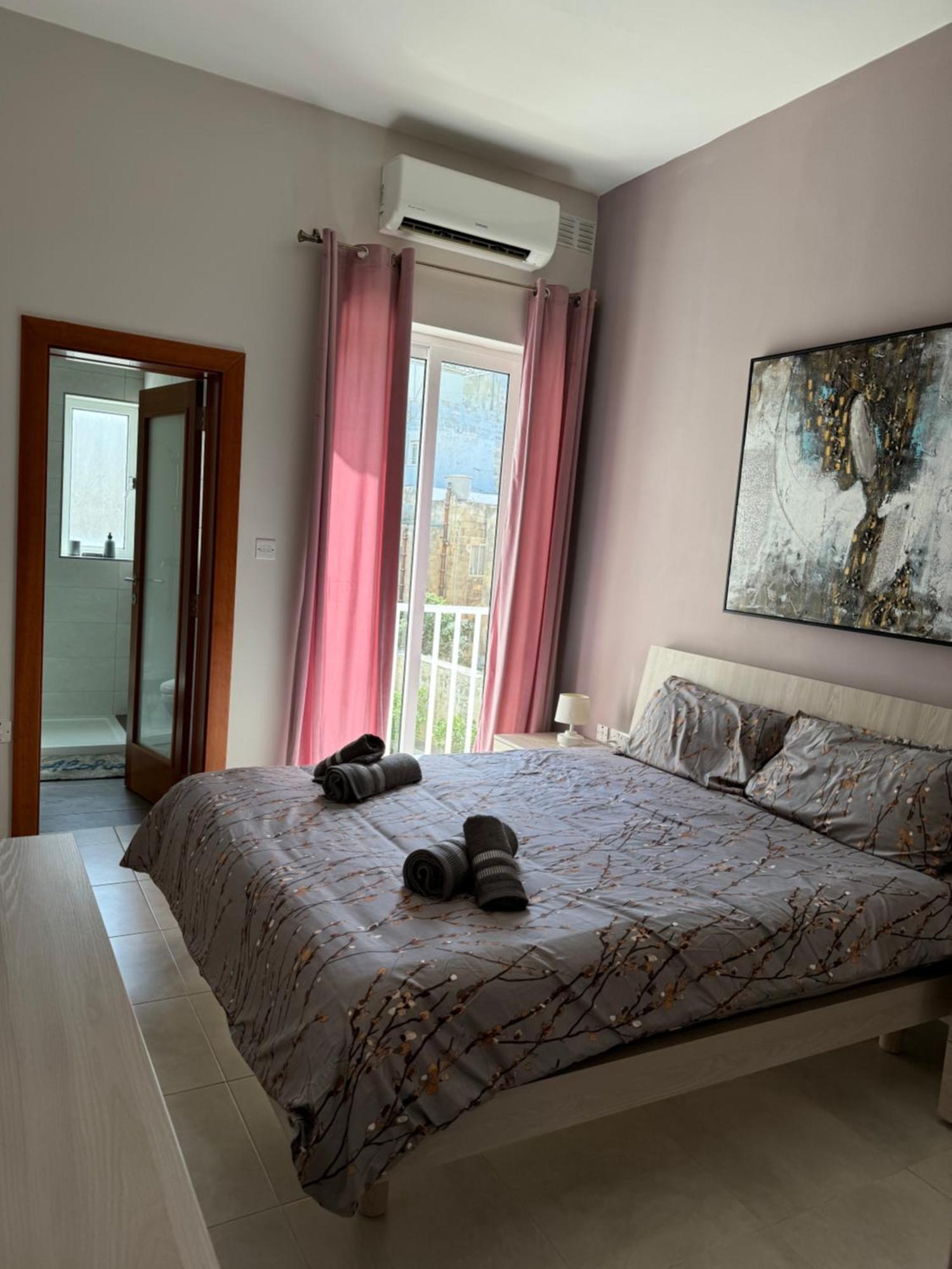 Shoreside Apartment *